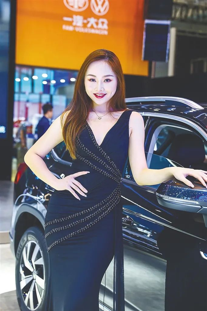 车展上的模特。海南日报记者 张茂 摄