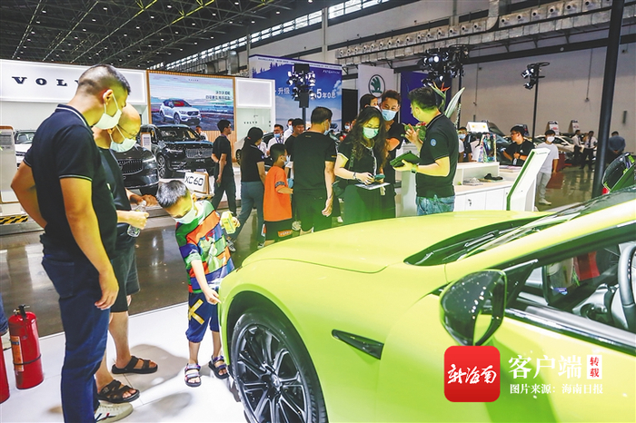 车展首日人气火爆。海南日报记者 张茂 摄