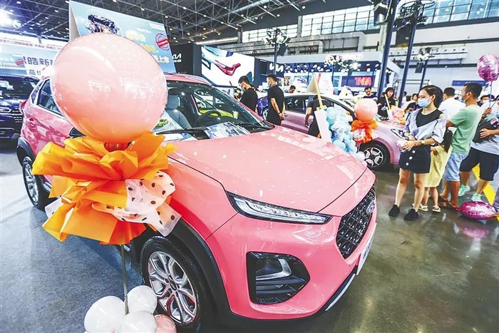 车展吸引不少市民前来选购。海南日报记者 张茂 摄