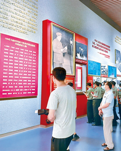 　　中国共产党历史展览馆7月15日起面向社会公众开放。图为观众在展览馆内参观。中央纪委国家监委网站 马彦军 摄