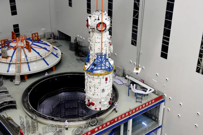  研制中的天和核心舱。