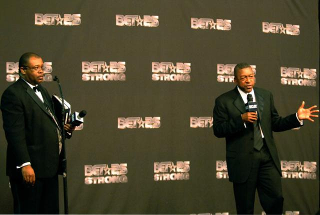 罗伯特·约翰逊（右）（图源：外媒） 