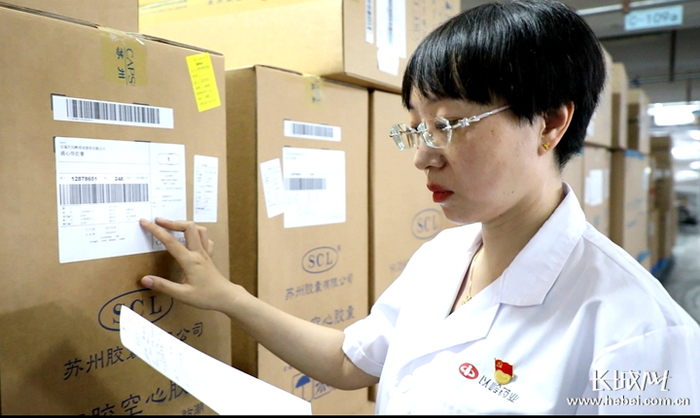 祁飞在库房核对物料。长城网记者 张建勋 摄