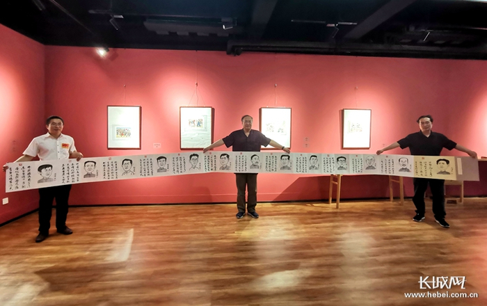 图左为《中国共产党一大代表漫像》册页诗书作者王律、图中为册页漫像作者冯火、图右为册页代表名章作者李国良。长城网记者 郑梦婷 摄