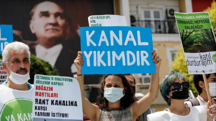 伊斯坦布尔市民抗议运河项目，横幅上写着“运河意味着破坏”。（图源：路透社）