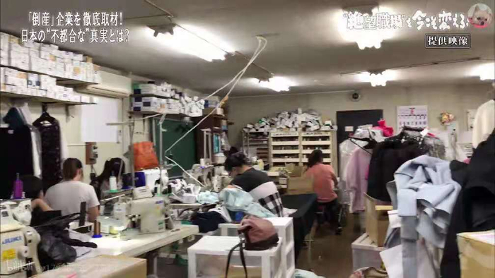 在纺织厂工作的技能实习生的工作环境。图片来源：日本经济新闻2017年特别节目《大地的黎明（ガイアの夜明け）》
