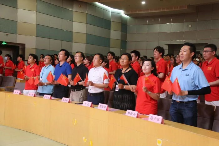 ▲ 校领导与师生共唱《没有共产党就没有新中国》