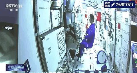 △聂海胜进行机械臂操作