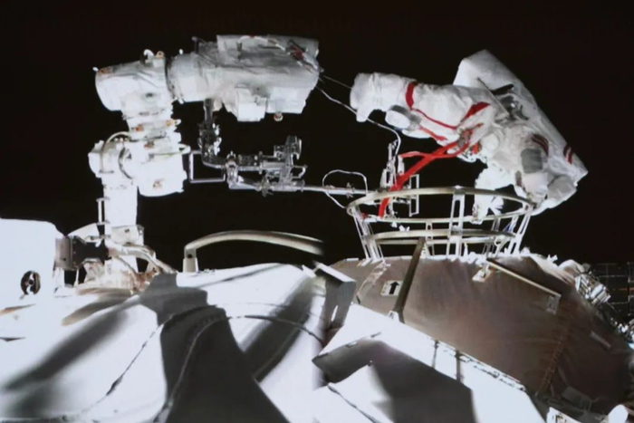　7月4日，中国航天员出舱画面。樊巍摄