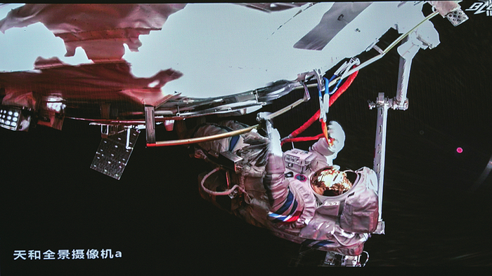 4日，在北京航天飞行控制中心大屏拍摄的航天员在舱外工作场面。