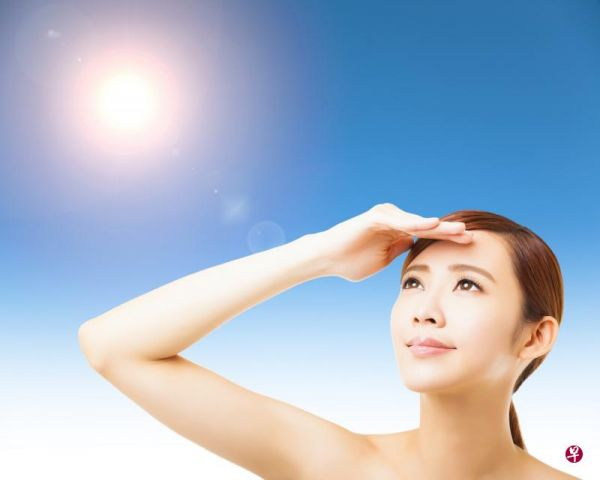 太阳晒多了，就会加速皮肤老化，出现黑眼圈。（新加坡《联合早报》网站）