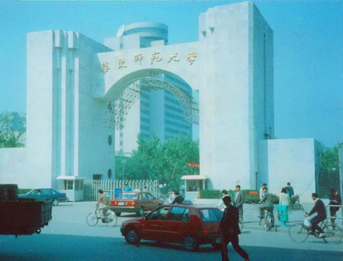 ▲ 1995年落成一年后的校门