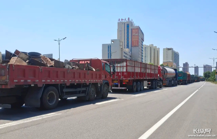 多辆大型货车频繁通行龙泉东路至西三环路段。网友供图