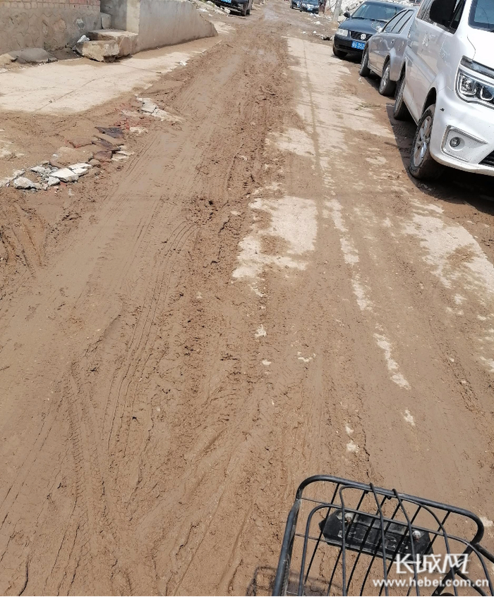 雨后泥泞不堪的道路。网友供图