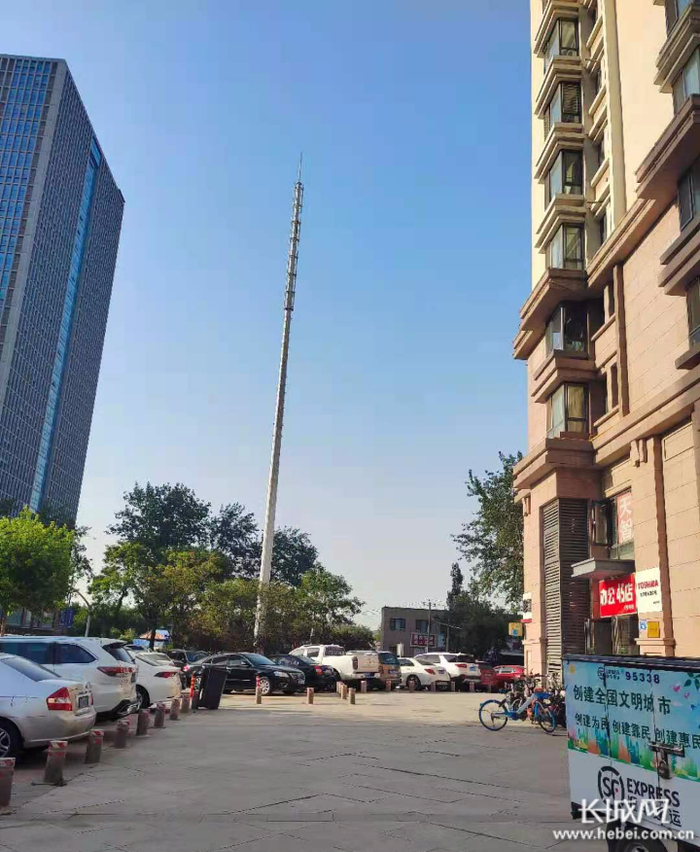 紧邻居民楼的5G基站。网友供图