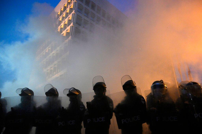 ▲2021年3月，黎巴嫩民众举行游行示威，抗议不断上涨的生活成本和货币低购买力，防暴警察在黎巴嫩中央银行前站岗。图据《纽约时报》