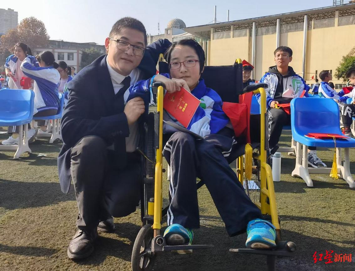 谭伍越和学校老师合影