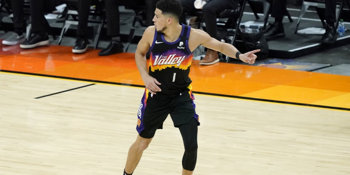 布克末节爆发砍下18分