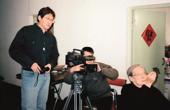 ·1999年，冯雪松（左）在拍摄纪录片《寻找方大曾》，右为方大曾妹妹方澄敏。