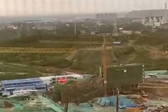 济南绿城春来晓园脚手架被狂风刮倒 为拿预售证盖假6层？