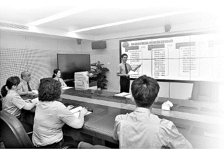 　　　广西壮族自治区检察院第七检察部检察官审查该案。　吴金洋摄