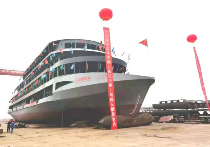 　　▲6月30日，全球最大绿色纯电动游轮“长江三峡1”号船体建造完成，转入舾装阶段。摄影：梁强