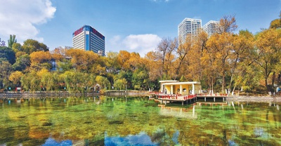 西宁市利用南川河水系打造的麒麟湾公园。 人民日报记者姜峰摄