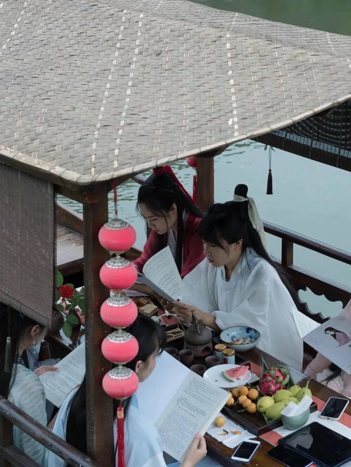 坐游船，赏湖景，品茶歇”的新晋画舫剧本杀。©小红书用户 Luuyu_