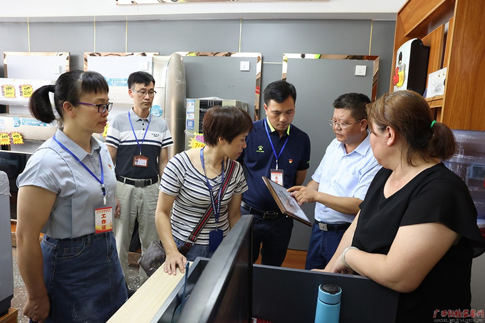 东兰县纪委监委联合县市场监督管理局深入家电企业开展专项督查，严厉打击虚假“有奖销售”方式推销产品等违法行为，净化营商环境。（韦礼雄/摄）