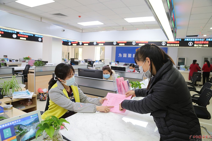 　　天峨县纪委监委到县政务服务中心办事大厅开展监督检查，了解项目审批流程优化工作，督促工作人员提高服务意识，提供好高效率的“一站式”服务。（韦光富/摄）