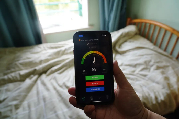 △通过手机App测试，震楼器和各种噪音经常达到五六十分贝（非专业测试仅供参考）