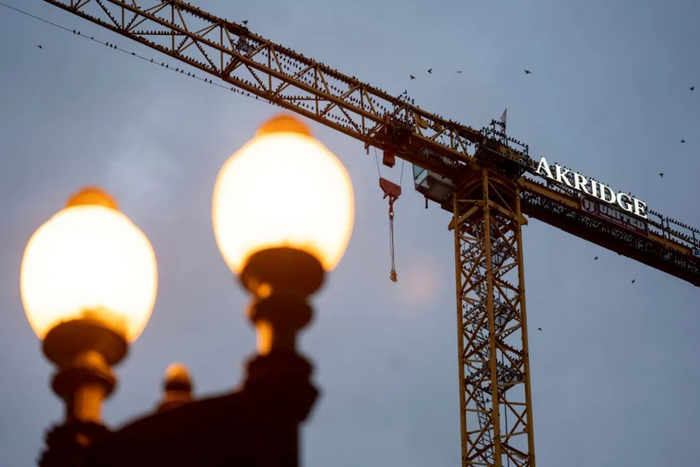  2020年10月31日，在美国华盛顿，鸟儿落在白宫附近一座停止施工的吊车上。新华社记者 刘杰 摄