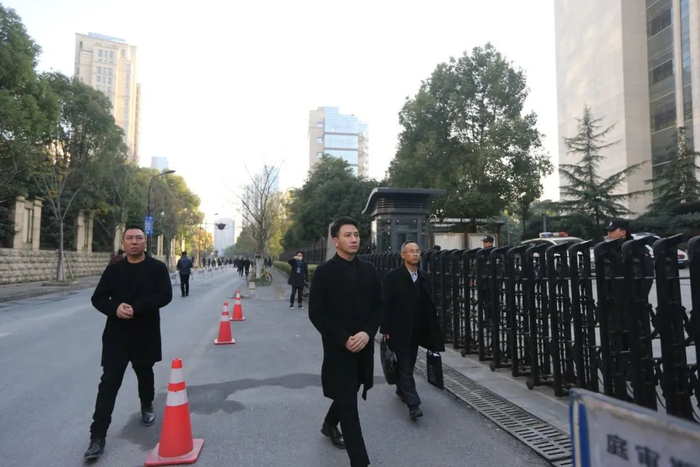 图/视觉中国（2017年12月21日，杭州市中级人民法院开庭审理杭州保姆纵火案，受害人家属林生斌抵达法院，走进审判庭。）