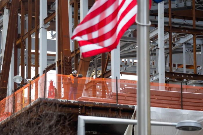 2021年1月8日，工人在美国纽约一处工地工作。新华社发（郭克摄）