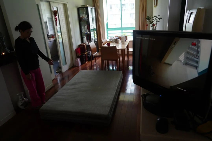 △居民无奈只能将床垫放在客厅噪音较轻处