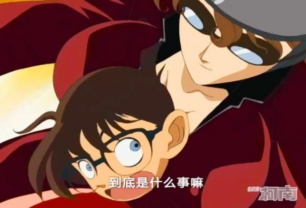 工藤有希子曾在骑机车时，把自己的儿子柯南塞进胸前。