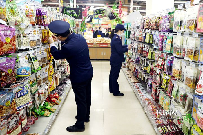 河北市场监管系统工作人员在超市检查。资料图