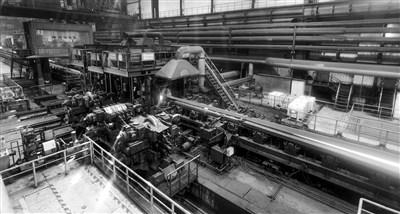  图为鞍钢股份热轧带钢厂生产线 摄影/马晨晨