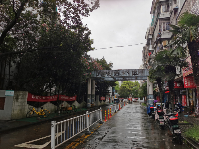 孔雀小区 ，征探财经周远征摄