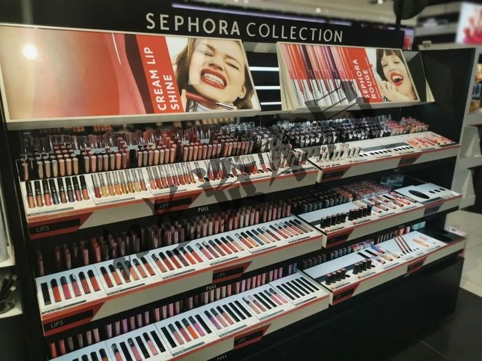 线下某门店展出的口红等产品 红星资本局记者 摄