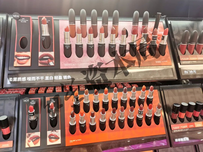 线下某门店展出的口红 红星资本局记者摄