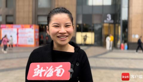 海口市民邝女士：“挺好的，带孩子出去看世界。”记者 王洪旭 摄