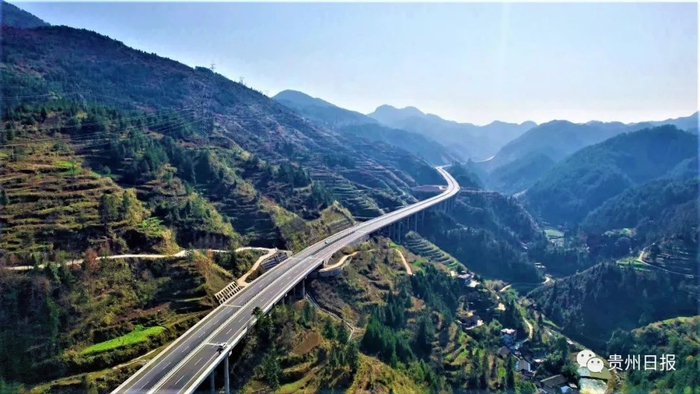 沿印松高速公路松桃路段