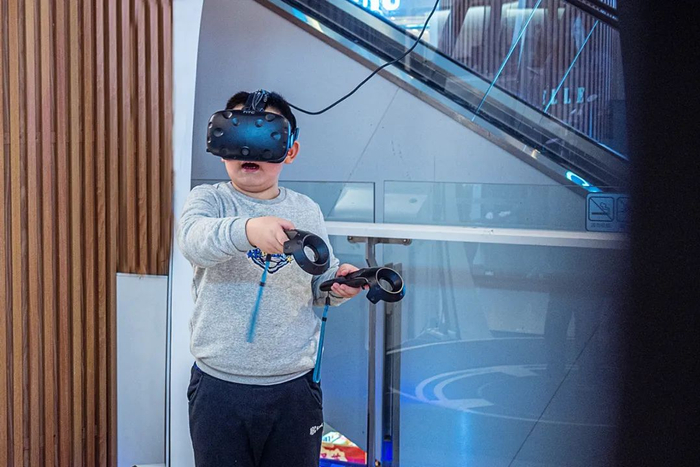 正在体验VR设备的小朋友 每日经济新闻 兰素英 摄