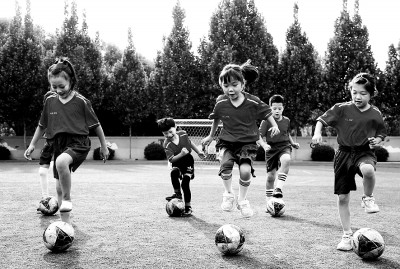  河北省邢台市立德小学学生参加足球兴趣晚托班。&nbsp;新华社发