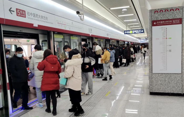 2021年12月26日开通的武汉地铁5号线&nbsp; 图/中新图片