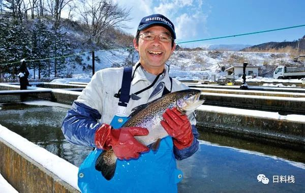 抱紧我的信州三文鱼。via：n-design.co.jp