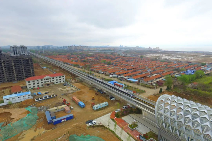 青岛地铁11号线，列车驶出蓝色硅谷站 &nbsp;&nbsp;图/中新图片