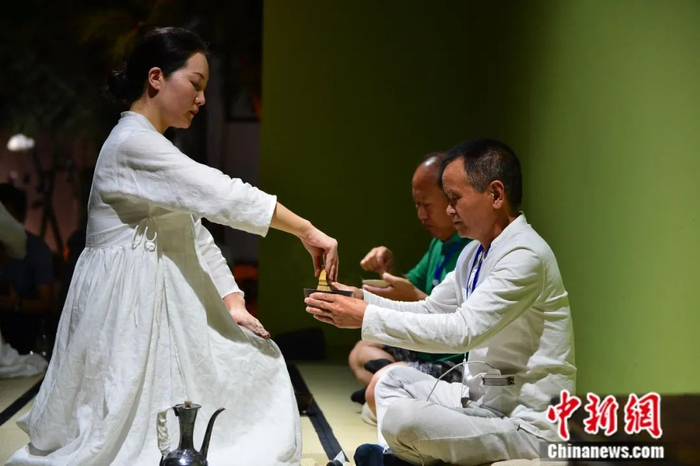 宋代点茶茶道演示。中新社发 刘康 摄