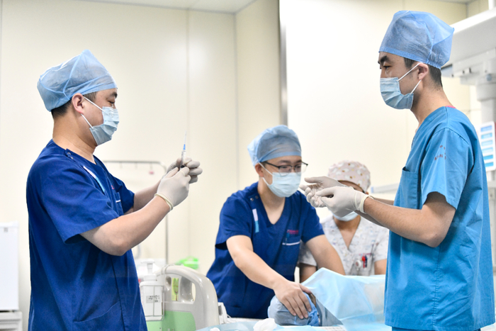 枣庄市妇幼保健院医师准备注射药物。（新华社记者郭绪雷摄）